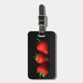 Drei Erdbeeren auf der schwarzen CD ltcnm Gepäckanhänger (Vorderseite vertikal)