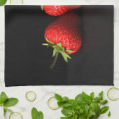 Drei Erdbeeren auf der schwarzen ktcna Geschirrtuch (Gefaltet)