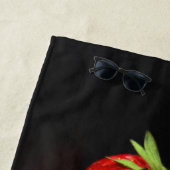 Drei Erdbeeren auf schwarzem Btcnm Strandtuch (Beispiel)