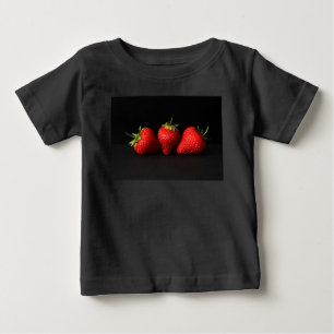 Drei Erdbeeren auf schwarzem Eiskrem Baby T-shirt