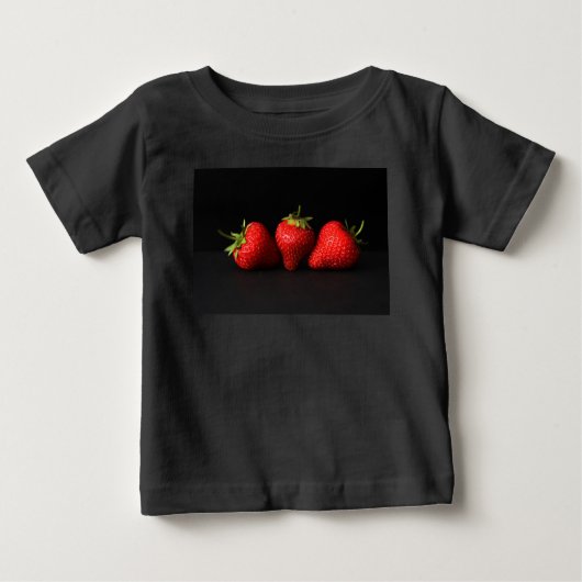 Drei Erdbeeren auf schwarzem Eiskrem Baby T-shirt (Vorderseite)