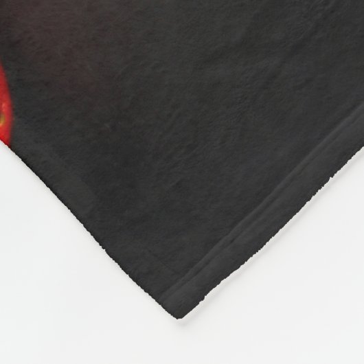 Drei Erdbeeren auf schwarzem Fbcnm Fleecedecke (Ecke)