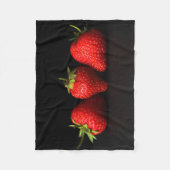 Drei Erdbeeren auf schwarzem Fbcnm Fleecedecke (Vorderseite)