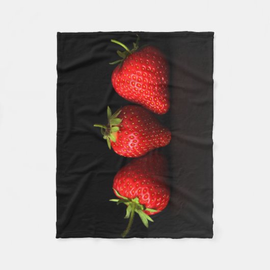 Drei Erdbeeren auf schwarzem Fbcnm Fleecedecke (Vorderseite)