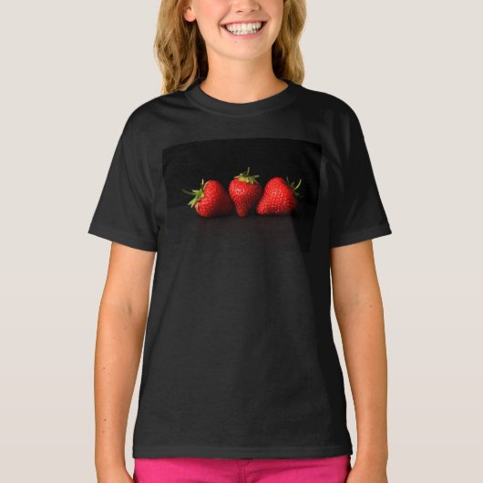 Drei Erdbeeren auf schwarzem Gccnm T-Shirt (Vorderseite)