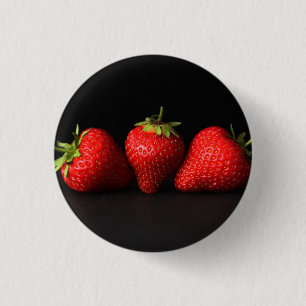 Drei Erdbeeren auf schwarzem (H) Pinback arc4 Button