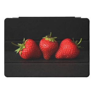 Drei Erdbeeren auf schwarzem ipacnm iPad Pro Cover