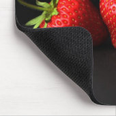 Drei Erdbeeren auf schwarzem mpm Mousepad (Ecke)