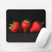 Drei Erdbeeren auf schwarzem mpm Mousepad (Mit Mouse)