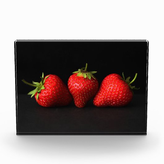 Drei Erdbeeren auf schwarzem Pbcnm Fotoblock (Vorderseite)