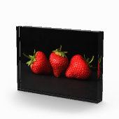 Drei Erdbeeren auf schwarzem Pbcnm Fotoblock (Rechts)