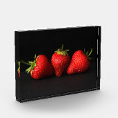 Drei Erdbeeren auf schwarzem Pbcnm Fotoblock (Links)