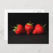 Drei Erdbeeren auf schwarzem Pccm Postkarte (Vorne/Hinten)
