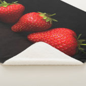 Drei Erdbeeren auf schwarzem Sbcnm Sherpadecke (3/4)