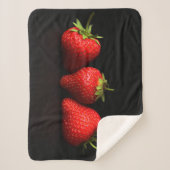 Drei Erdbeeren auf schwarzem Sbcnm Sherpadecke (Vorderseite)