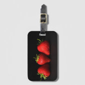 Drei Erdbeeren auf schwarzer bc ltcna Gepäckanhänger (Vorderseite Vertikal)