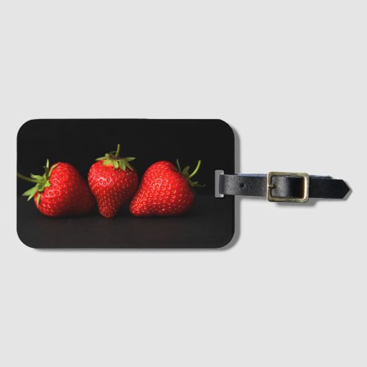 Drei Erdbeeren auf schwarzer bc ltcna Gepäckanhänger (Vorderseite (Horizontal))
