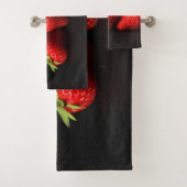 Drei Erdbeeren auf schwarzer Btcna Badhandtuch Set (Insitu)