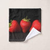 Drei Erdbeeren auf schwarzer Btcna Badhandtuch Set (Waschlappen)