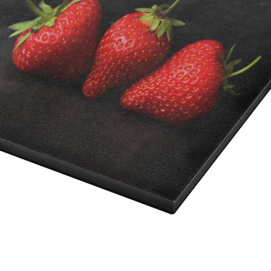 Drei Erdbeeren auf schwarzer Cbcna Schneidebrett (Ecke)