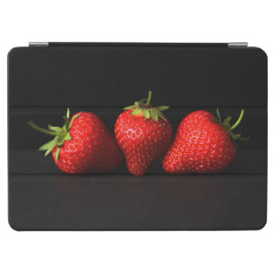 Drei Erdbeeren auf schwarzer ipacna iPad Air Hülle