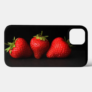 Drei Erdbeeren auf schwarzer iphcnm Case-Mate iPhone Hülle