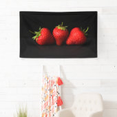 Drei Erdbeeren auf schwarzer Seite Banner (Insitu)