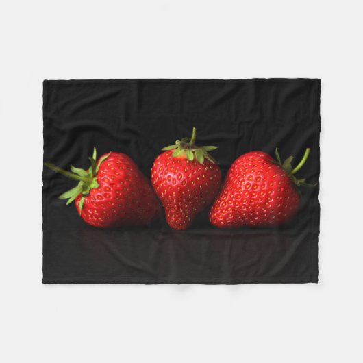 Drei Erdbeeren auf schwarzer Seite Fleecedecke (Vorderseite (Horizontal))