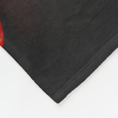 Drei Erdbeeren auf schwarzer Seite Fleecedecke (Ecke)