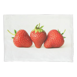 Drei Erdbeeren auf weißem Grund Kissenbezug