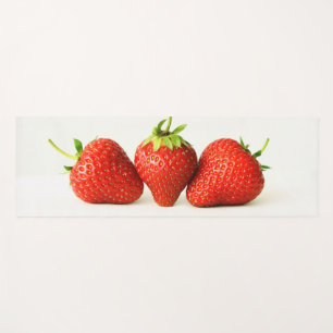 Drei Erdbeeren auf weißem Lycna Yogamatte