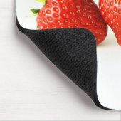Drei Erdbeeren auf weißem MPACNA Mousepad (Ecke)