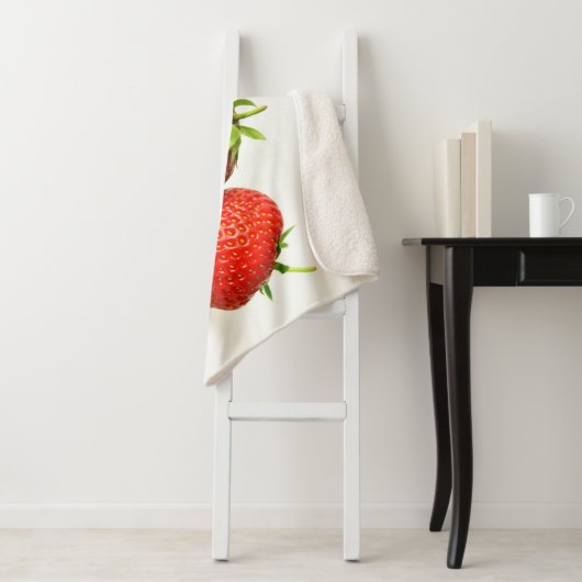 Drei Erdbeeren auf weißem Sbcna Sherpadecke (Beispiel)