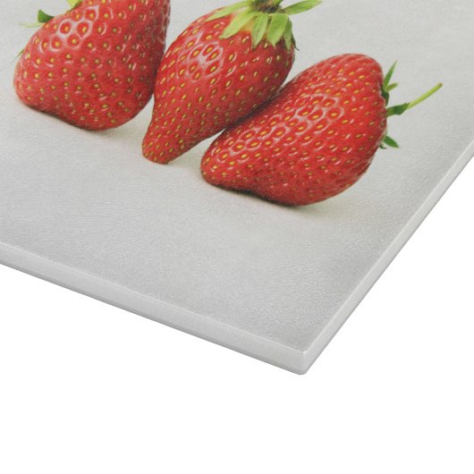 Drei Erdbeeren auf weißer Cbcna Schneidebrett (Ecke)