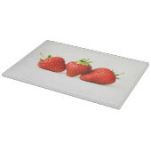 Drei Erdbeeren auf weißer Cbcna Schneidebrett (Ecke)
