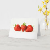 Drei Erdbeeren auf weißer Gccna Karte (Gelbe Blume)