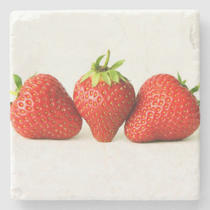 Drei Erdbeeren auf weißer Küste Steinuntersetzer