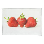 Drei Erdbeeren auf weißer Platte Kissenbezug (Vorderseite)