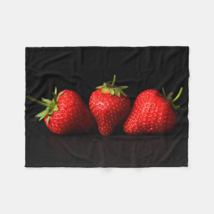 Drei Erdbeeren mit schwarzer Hautfarbe Fleecedecke