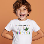 Drei-Esten farbenfrohe 3. Geburtstagsjunge oder Mä Kleinkind T-shirt<br><div class="desc">3. Geburtstag T - Shirt mit "No Time to Siesta When I'm Have my Three-esta" auf der Vorderseite und dem 3-jährigen Jungen oder Mädchennamen auf der Rückseite. Farbenfroh und lustig mit mexikanischen Fiesta-Flöten, kakteen und niedlichem Lama. Karo in unserer Drei-Ester Fiesta 3. Geburtstag Party Kollektion für die Koordinierung von Einladungen...</div>