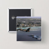 Drei F-16 Falken fliegen in Formation Button (Vorne & Hinten)