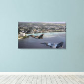 Drei F-16 Falken fliegen in Formation Leinwanddruck (Insitu (Holzboden))