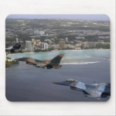 Drei F-16 Falken fliegen in Formation Mousepad (Vorne)