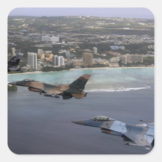 Drei F-16 Falken fliegen in Formation Quadratischer Aufkleber (Vorderseite)