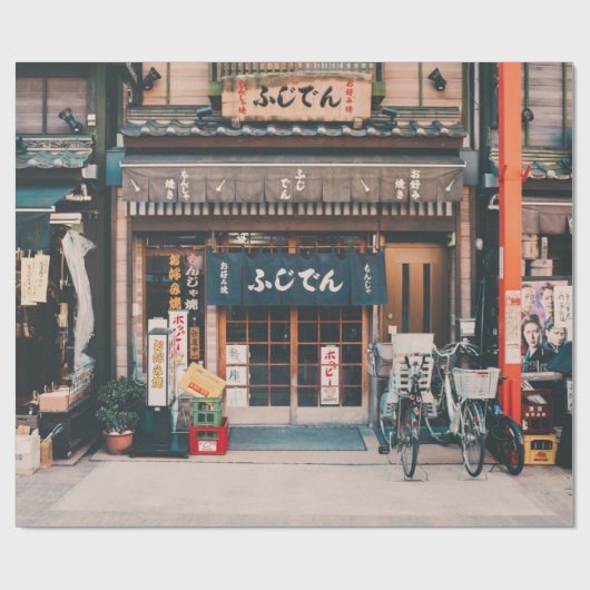 DREI FAHRRÄDER, DIE VOR GEBÄUDE PARKIERT WURDEN GESCHENKPAPIER (Flach)