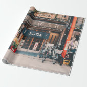 DREI FAHRRÄDER, DIE VOR GEBÄUDE PARKIERT WURDEN GESCHENKPAPIER (Ungerollt)