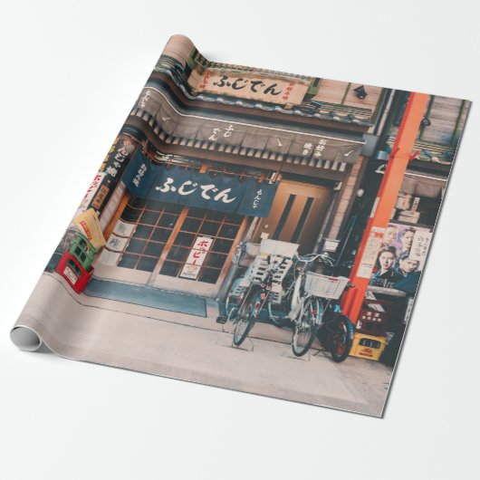 DREI FAHRRÄDER, DIE VOR GEBÄUDE PARKIERT WURDEN GESCHENKPAPIER (Ungerollt)