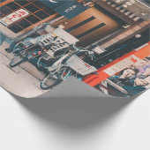 DREI FAHRRÄDER, DIE VOR GEBÄUDE PARKIERT WURDEN GESCHENKPAPIER (Ecke)