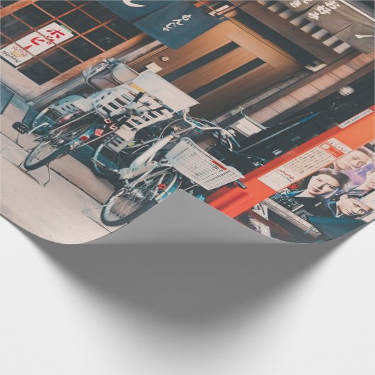 DREI FAHRRÄDER, DIE VOR GEBÄUDE PARKIERT WURDEN GESCHENKPAPIER (Ecke)