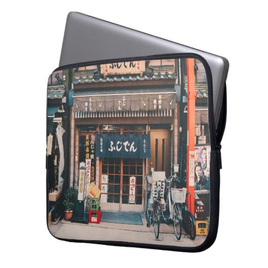 DREI FAHRRÄDER, DIE VOR GEBÄUDE PARKIERT WURDEN LAPTOPSCHUTZHÜLLE (Vorderseite Links)